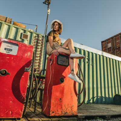 春夏シーズンを軽快にしてくれる女性に向けたフラットスニーカー